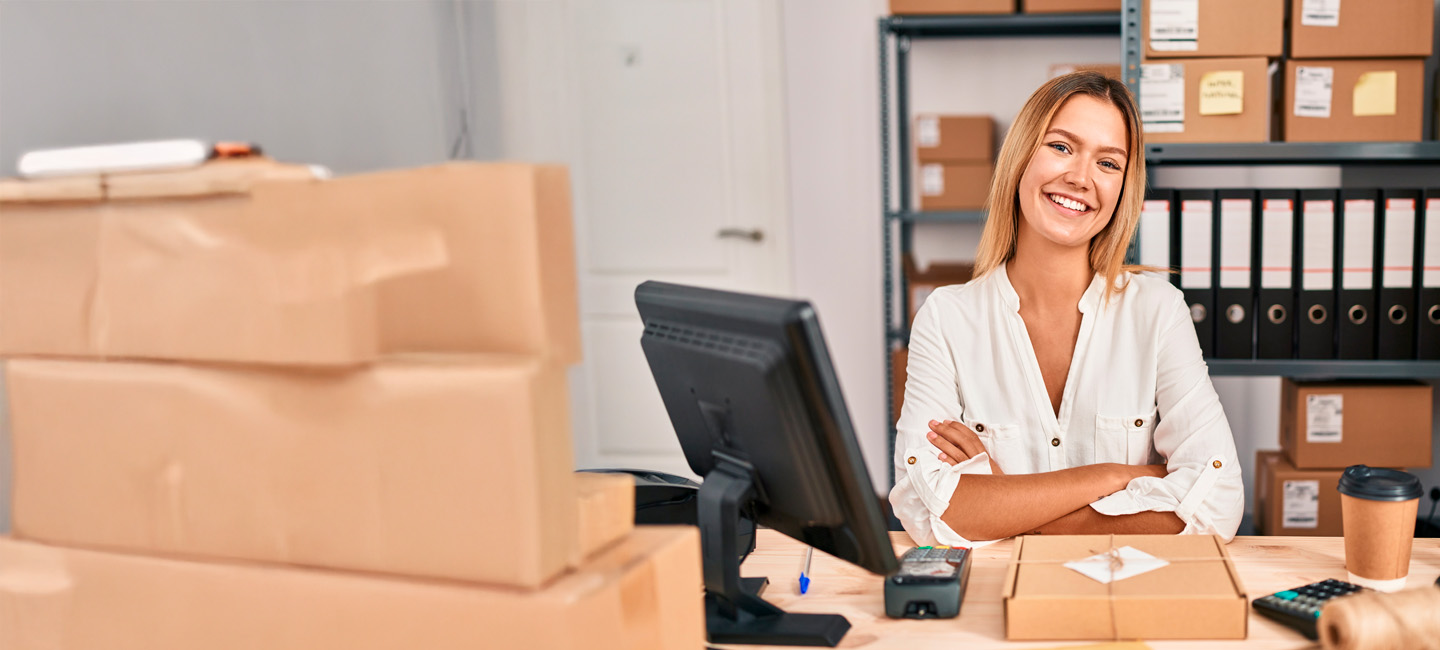 Centro logístico de CTT Express con camiones preparados para envíos empresariales.