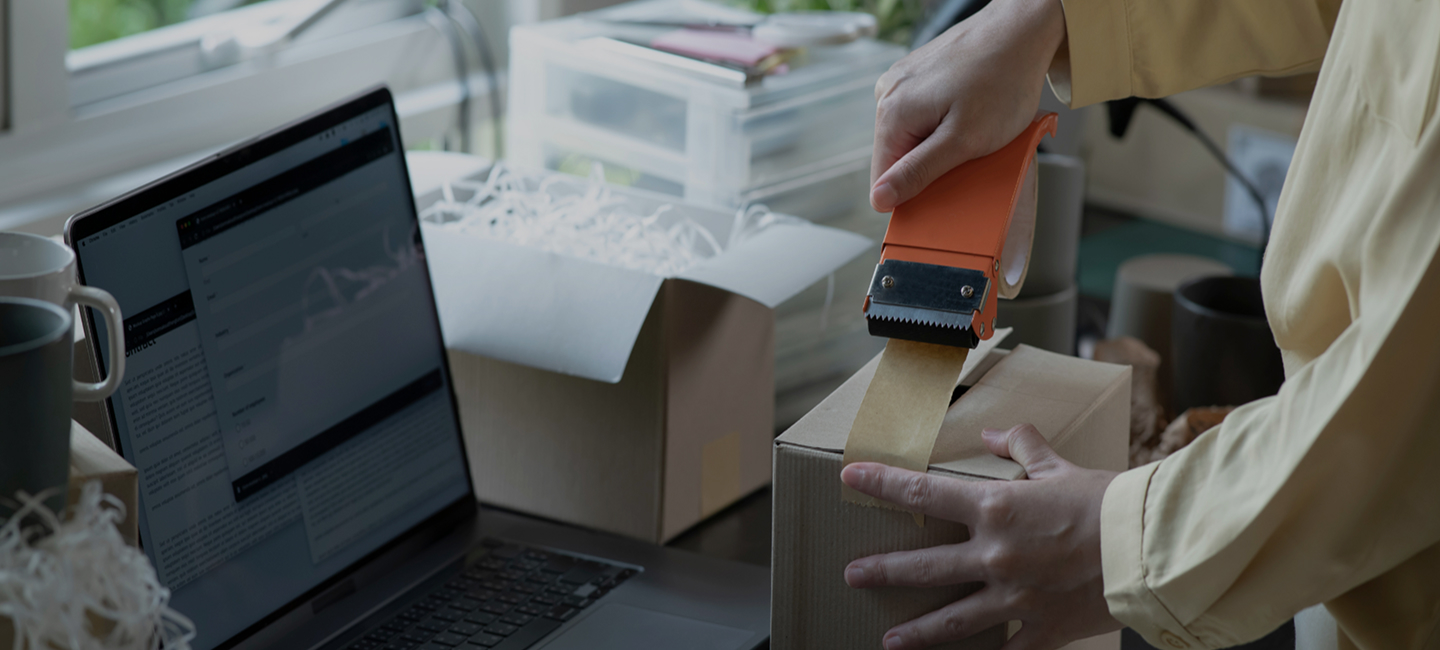 Persona preparando un paquete en casa para enviarlo con CTT Express.