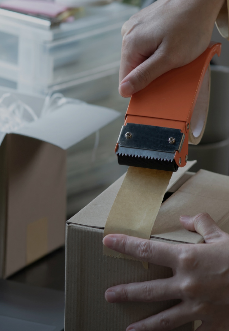 Persona preparando un paquete en casa para enviarlo con CTT Express.